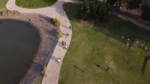 People Cycling Lake Palermo Park — Vídeo de Stock