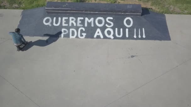 Patinador Profesional Bowl Skatepark Haciendo Trucos Skateboarder Tallando Giro Tazón — Vídeos de Stock