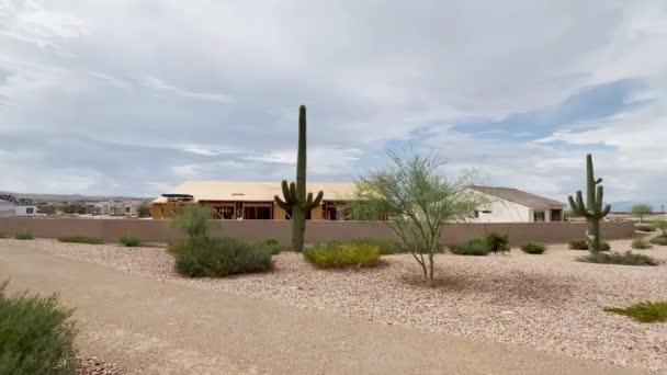 New Construction Building Home Arizona Neighborhood Zoom Shot — Vídeo de Stock