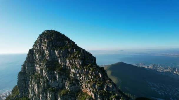 Zoom Out Aerial Lions Head Mountain Peak Cape Town South — Stockvideo