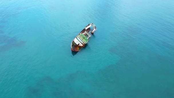 Volare All Indietro Con Una Barca Affondata Nel Mare Sao — Video Stock