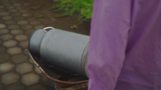 Worker Carrying Buckets Milk Walking Rural Milkmaid Dairy Products — Stockvideo