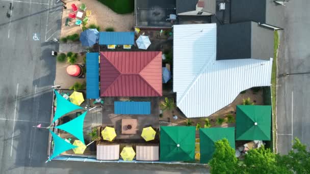 Top Aerial Outdoor Restaurant Tiki Bar Colorful Canopies Rooftop America — Vídeos de Stock