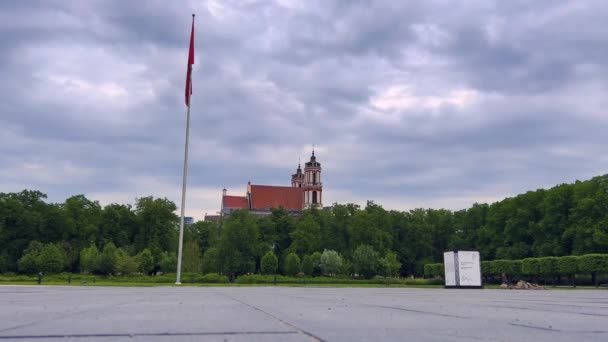 Lithuanian Flag Hanging Flagpole Church Background Lukiskes Square Vilnius Lithuania — стокове відео