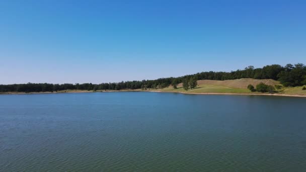 Panning Vista Lago Para Mostrar Ilha Pássaros — Vídeo de Stock