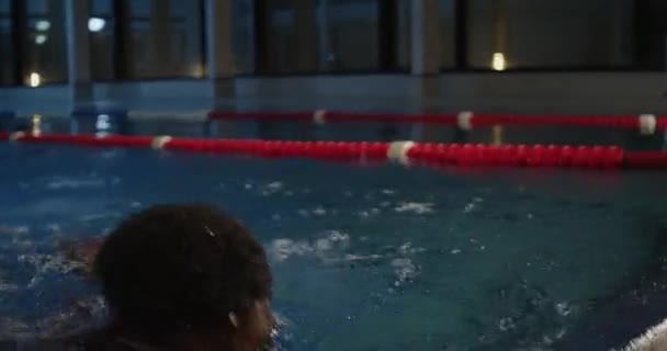 Mladý Černý Sportovec Dokončí Plavání Jeho Poslední Kolo Zastávkách Sundá — Stock video