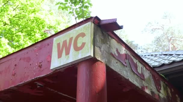 Cheap Dirty Motel Welcome Board Rusted Debris — Αρχείο Βίντεο