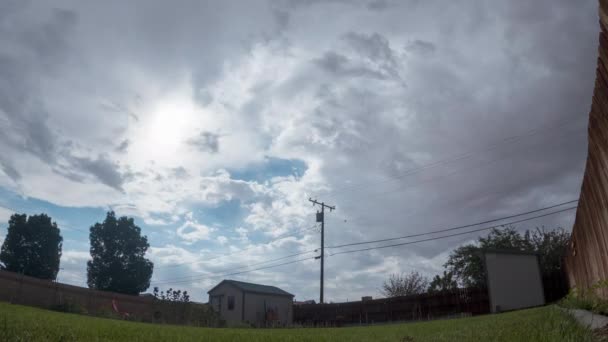 Wolkenlandschaft Und Regenschauer Über Einem Vorstadtviertel Einem Typischen Hinterhof Zeitraffer — Stockvideo