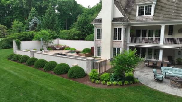 Close Mansions Patio Pool Beautiful Green Grass Quiet Estate Surrounded — Video