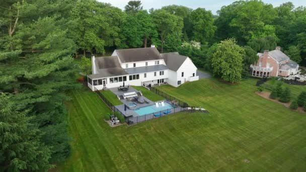 Family Home Large Backyard Fenced Pool Spacious Patio Beautiful Greenery — 图库视频影像