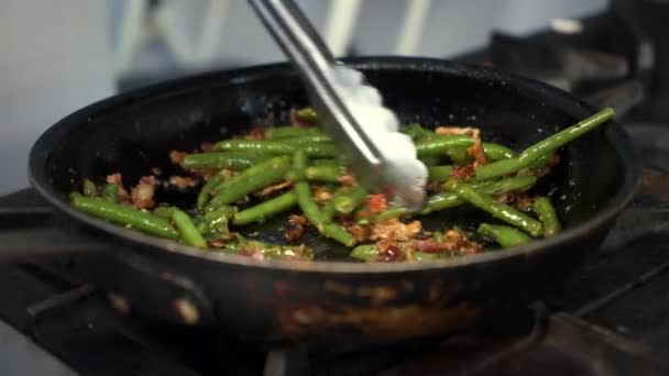 Chef Uses Tongs Toss Stir Sauteed Green Beans Pan Slow — 图库视频影像