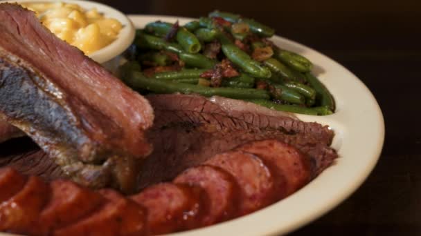 Texas Barbecue Teller Rippen Wurst Brisket Mit Grünen Bohnen Und — Stockvideo