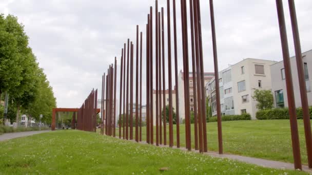 Památník Berlínské Zdi Bernauer Strasse Symbolickými Sloupy Jako Hranicí — Stock video