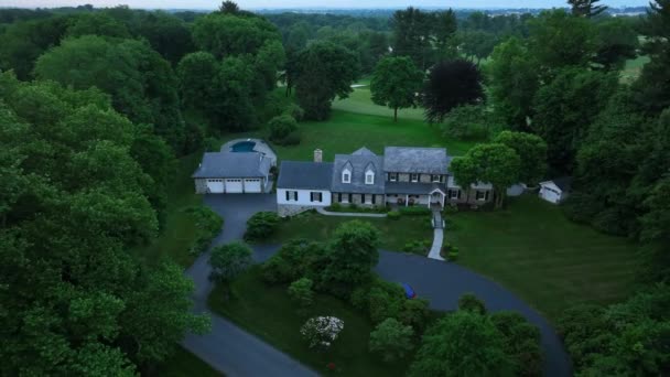 Pull Back Reveal Aerial View Large Family Home Overcast Skies — Stok video