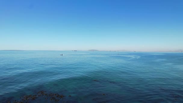 Glasig Blauer Ozean Sonnigen Tagen Mit Ruhigem Wellengang Südafrika Antenne — Stockvideo