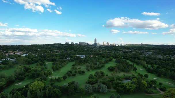 Grüner Golfplatz Mit Skyline Von Sandton Johannesburg Tagsüber Luftaufnahme — Stockvideo