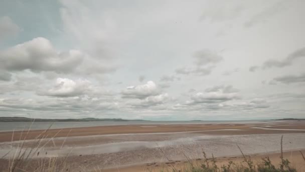 苏格兰爱丁堡附近的火海或第四湾上空快速移动的云朵的时滞 — 图库视频影像