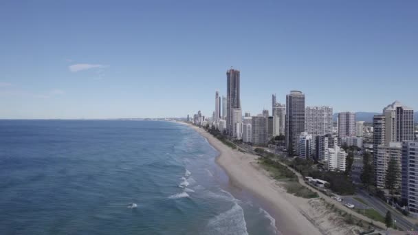 Vista Aérea Los Apartamentos Towering Main Beach Parade Gold Coast — Vídeos de Stock