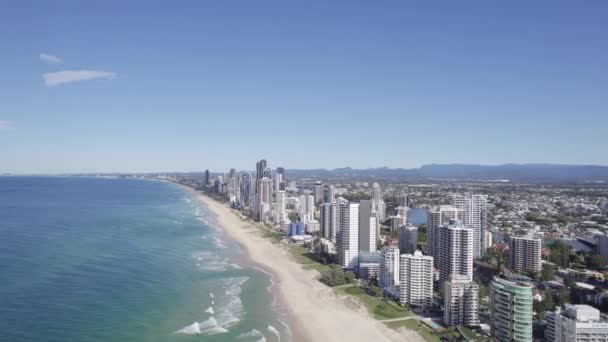 澳大利亚昆士兰州黄金海岸海滨浴场的高层宾馆和建筑物的城市景观空中无人机视图 — 图库视频影像