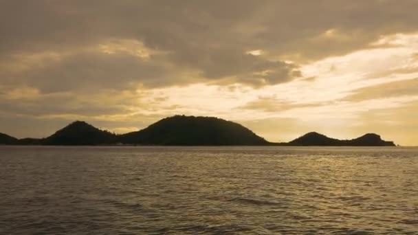 Golden Sky Sunset Calm Ocean Mountainous Background Handheld — Video Stock