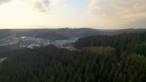 Vista Aérea Descendiendo Sobre Bosque Hasta Circuit Spa Francochamps Stavelot — Vídeo de stock