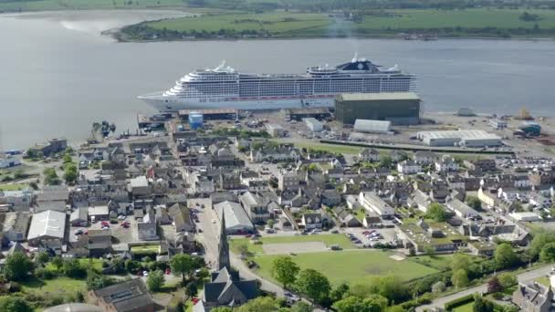 Avslöjar Skottlossning Invergordon Flyg Bakåt Avslöjar Staden Med Ett Dockat — Stockvideo