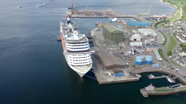 Invergordon Scotland City Reveal Cruise Ship Aerial Reveal Establishing Shoot — ストック動画