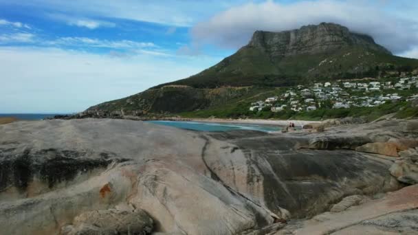 Waves Crashing Large Boulders Llandudno Beach Table Mountain Background Aerial — Stockvideo