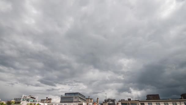 Time Lapse Nubes Blancas Que Mueven Rápidamente Sobre Los Tejados — Vídeo de stock