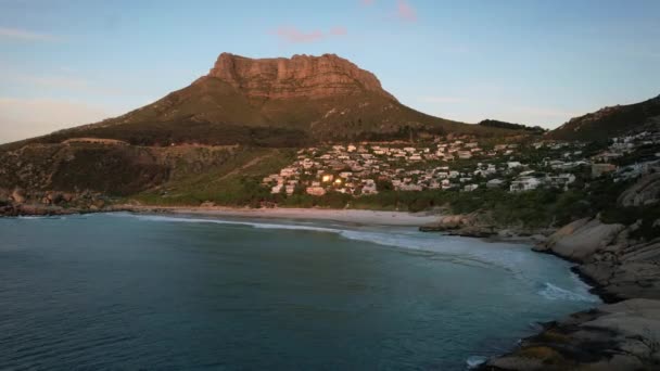 Table Mountain Overlooking Llandudno Beach Sunset Cape Town Aerial — Wideo stockowe