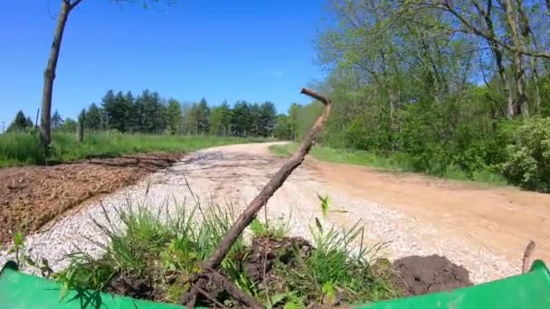 Pov Operando Pequeno Trator Verde Seu Balde Carregador Uso Para — Vídeo de Stock