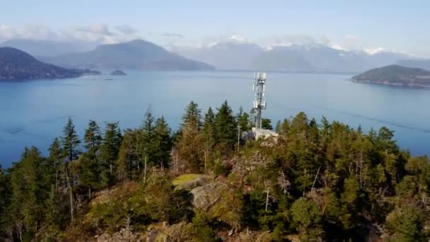 丘の上のコミュニケーションタワーカナダ 西バンクーバーのホースシュー湾でハウサウンドを見下ろす 空中ドローン — ストック動画