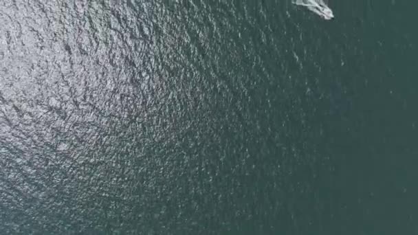 Aerial Footage Ocean Speed Boat Coming Frame Long Wake — Video Stock