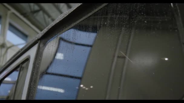 Water Drops Wet Window Jeep Wrangler Garage Close Low Angle — Vídeo de Stock