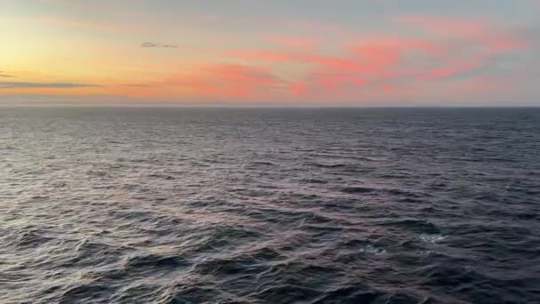 Сильный Катящийся Океан Текущие Волны Розовые Облака Закат Горизонте Роскошный — стоковое видео