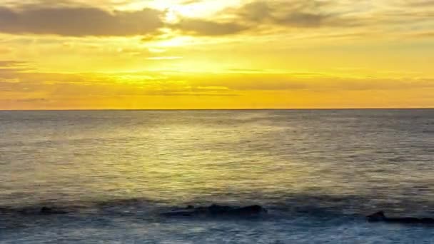 Enduring Golden Hour Beach Timelapse Approaching End Day — Vídeo de stock