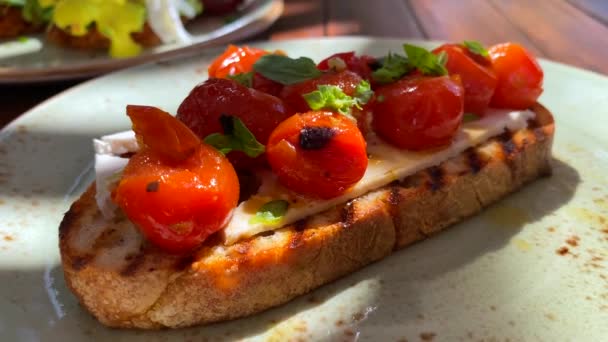 Delicious Bruschetta Sourdough Toast Cherry Tomatoes Fresh Basil Traditional Italian — Stockvideo