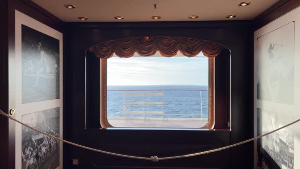 クルーズ船の遊歩道デッキの窓海の景色 — ストック動画