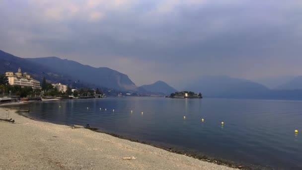 Lakeshore Lake Maggiore Hotels Alps Mountain Range Background Cloudy Day — Stok video