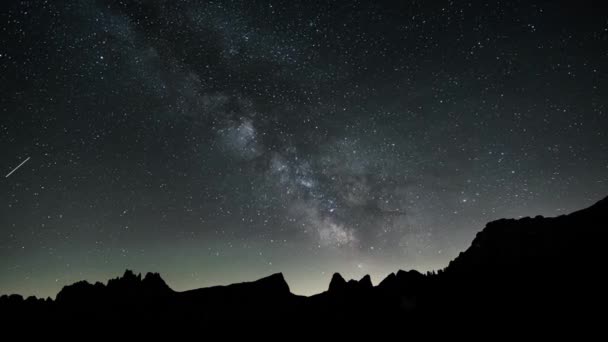 多洛米蒂山脉上空美丽的夜空闪烁着流星和流星 时间飞逝 — 图库视频影像