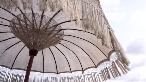 Een Witte Doek Paraplu Met Een Kwastje Zwaaiend Wind Met — Stockvideo