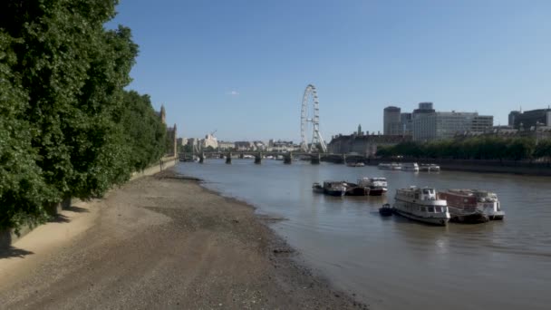 Establishing Shot Several Moored Boats River Thames Low Tide Distance — Stockvideo