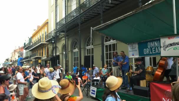 Royal Street Crowd Enjoying Performance French Quarter Fest New Orleans — стоковое видео