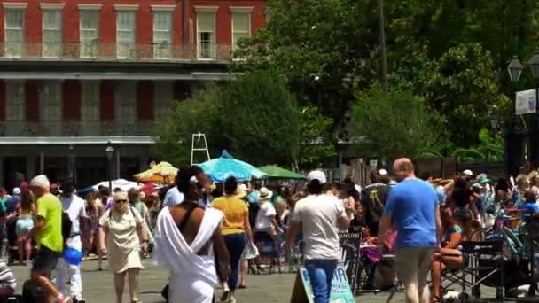 Jackson Square Crowd Spacerując Nowym Orleanie Dzień Słoneczny — Wideo stockowe