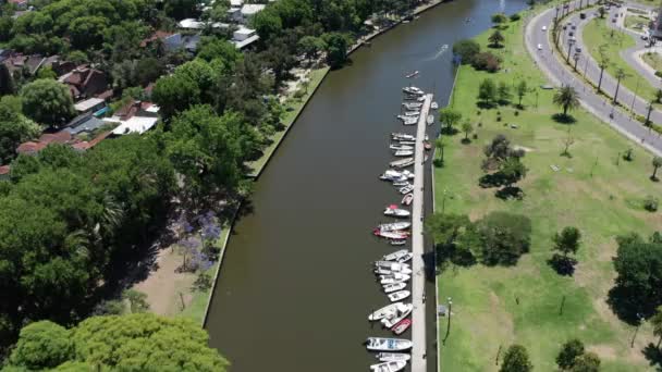 Aerial Boats River Tigre Buenos Aires Argentina Forward Circle Pan — Vídeo de Stock