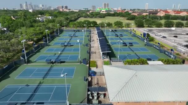 Rice University Tennis Courts Downtown Houston Skyline Aerial — ストック動画