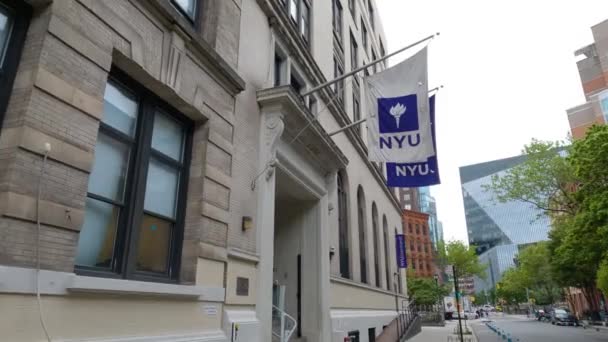 Die Flaggen Der New York University Hängen Tagsüber Vor Dem — Stockvideo