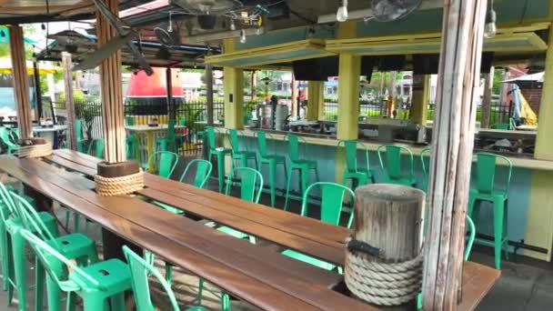 Outdoor Tiki Bar Serves Food Drinks Summer Resort Guests — Stockvideo