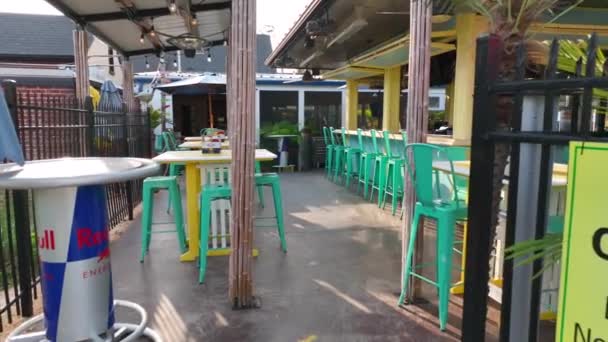 Outdoor Table Top Bar Seating Colorful Tiki Bar Themed Restaurant — Stockvideo