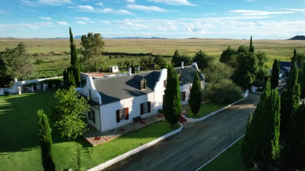 White Cape Cod Style Single Story Family Home Valley Karoo — Vídeo de Stock